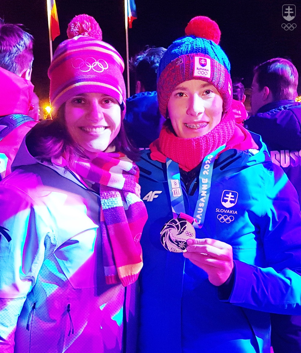 Slovenská členka MOV Danka Barteková sa ponáhľala mať spoločnú fotku s našou jedinou medailistkou zo ZOH mládeže 2020 v individuálnej olympijskej disciplíne.