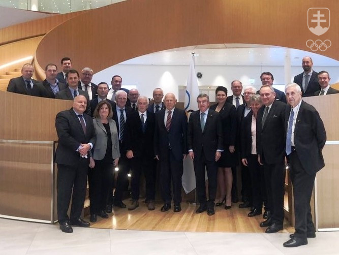 Členovia exekutívy EOV a ďalší účastníci jej zasadnutia spolu s prezidentom MOV Thomasom Bachom v sídle MOV v Lausanne.