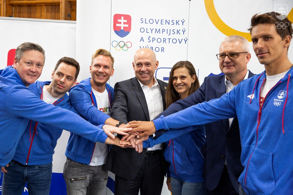 Anton Siekel (v strede) pri prezentácii projektu Športuj, Slovensko, ktorého vlaňajší prvý ročník bol veľmi úspešný,