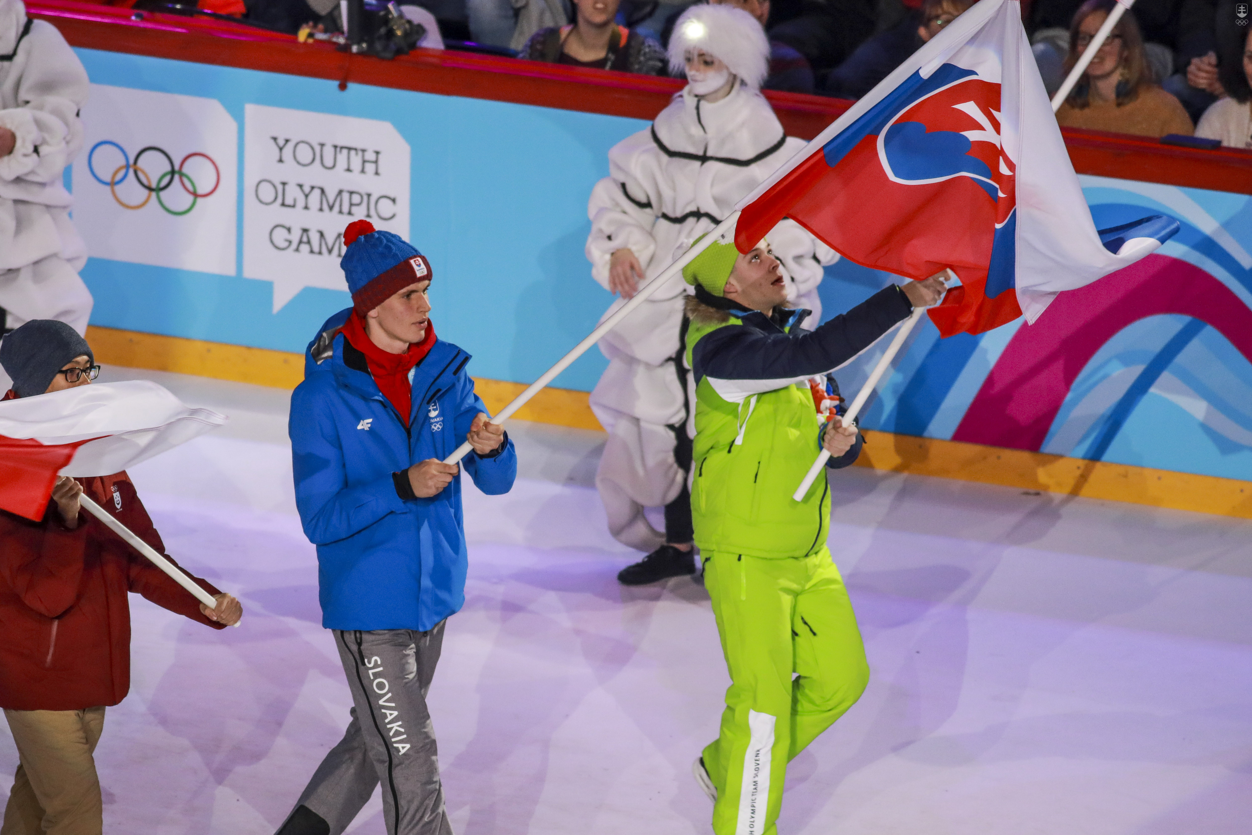 Vlajkonosičom na otváracom ceremoniáli bol skialpinista Matúš Černek (na snímke), na záverečnom niesla vlajku hokejistka Nikola Janeková, ktorá získala striebro v hokeji 3x3 a bronz na turnaji družstiev. 