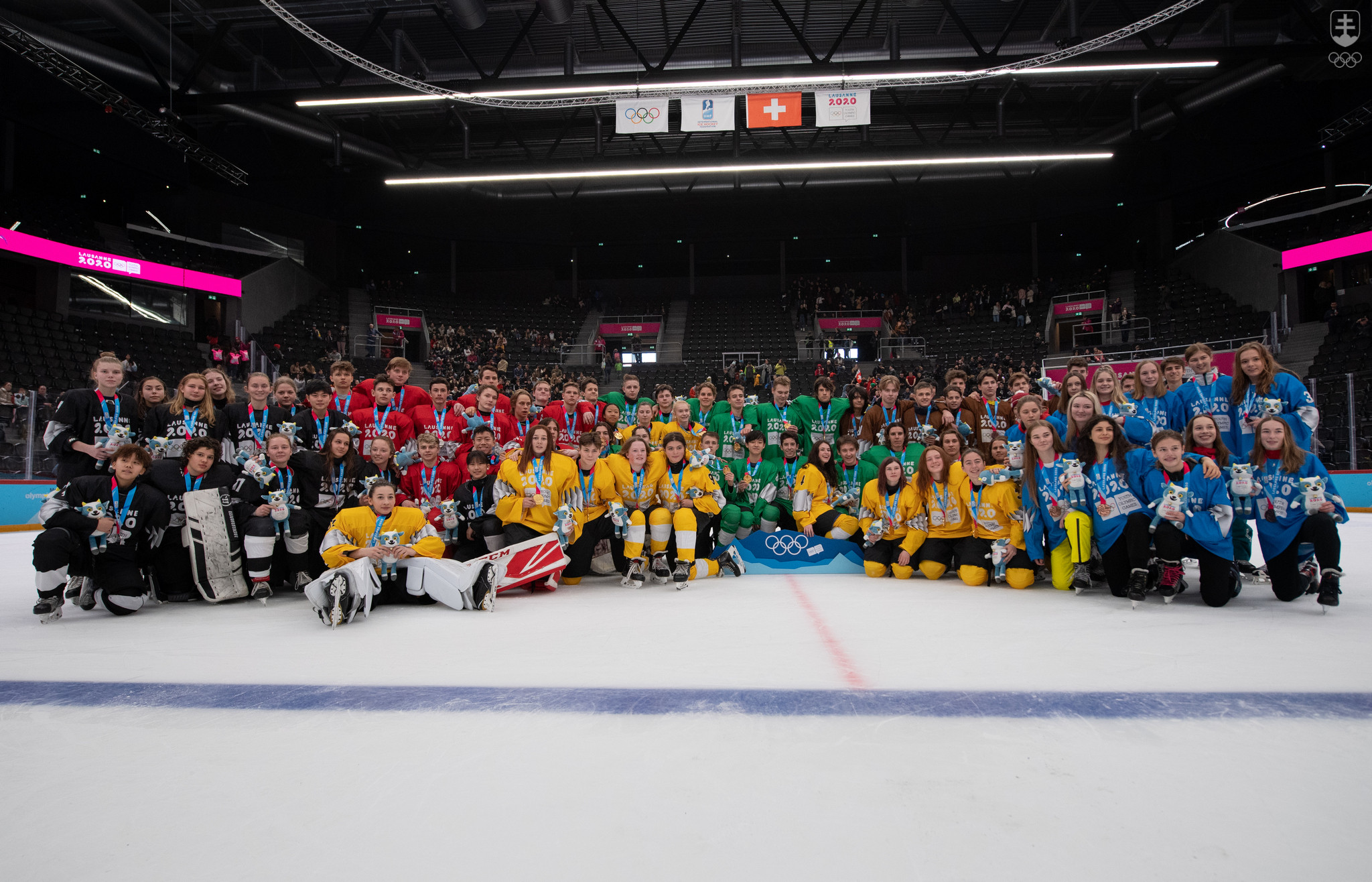Medailisti z miešaného hokejového turnaja 3x3. 