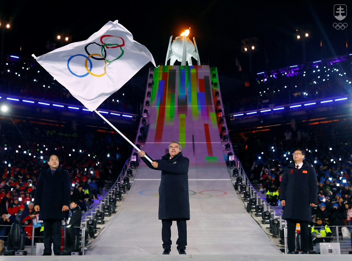 Na olympijských ceremoniáloch sú dominantné šport, športovci, porozumenie, spolupráca a rešpekt. Nepatria tam žiadne prejavy reklamy ani propagandy.