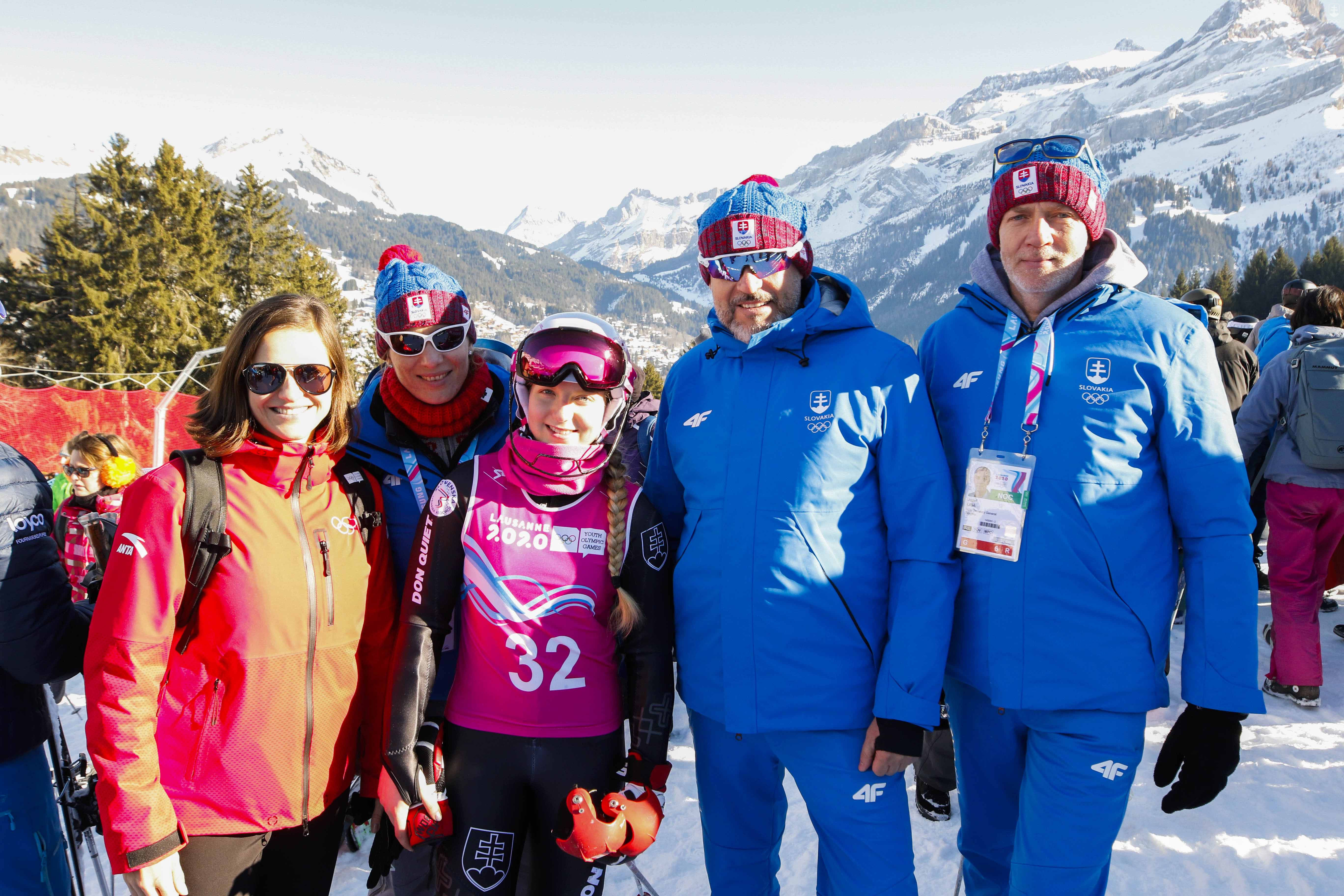 Mladých zjazdových lyžiarov prišli na preteky podporiť aj slovenské olympioničky Danka Barteková, Anastasia Kuzminová, prezident SOŠV Anton Siekel a generálny sekretár SOŠV Jozef Liba. 