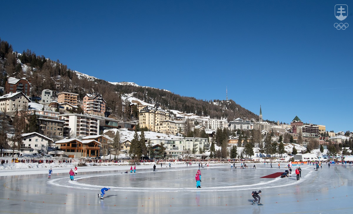 V St. Moritzi už od začiatku ZOHM súťažia rýchlokorčuliari - ich ovál je v krásnej scenérii, pod holým nebom na st. moritzskom jazere.