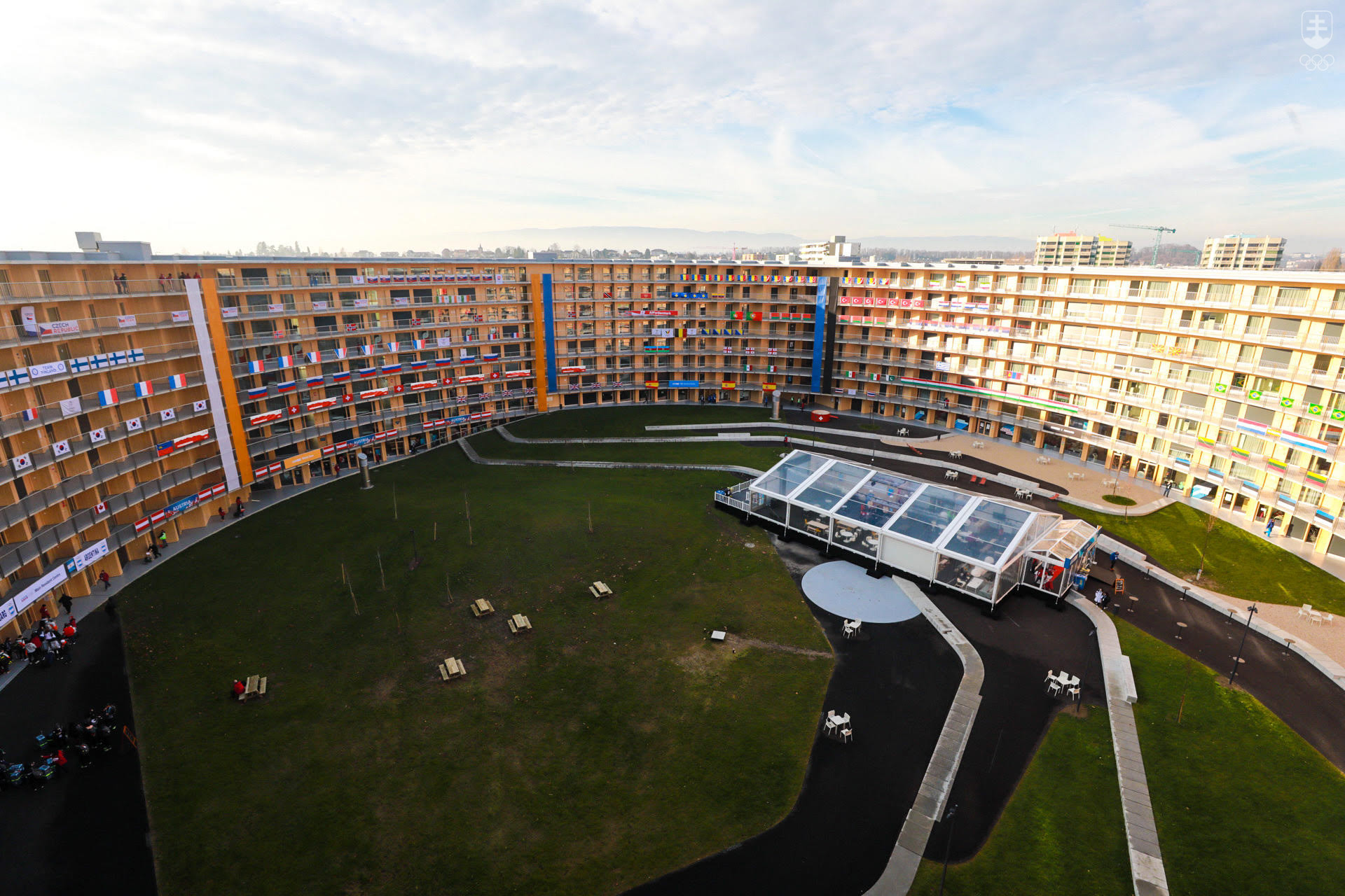 Vortex - viac ako 27 metrov vysoká prstencovitá konštrukcia je tvorená 952 ubytovacími jednotkami. 