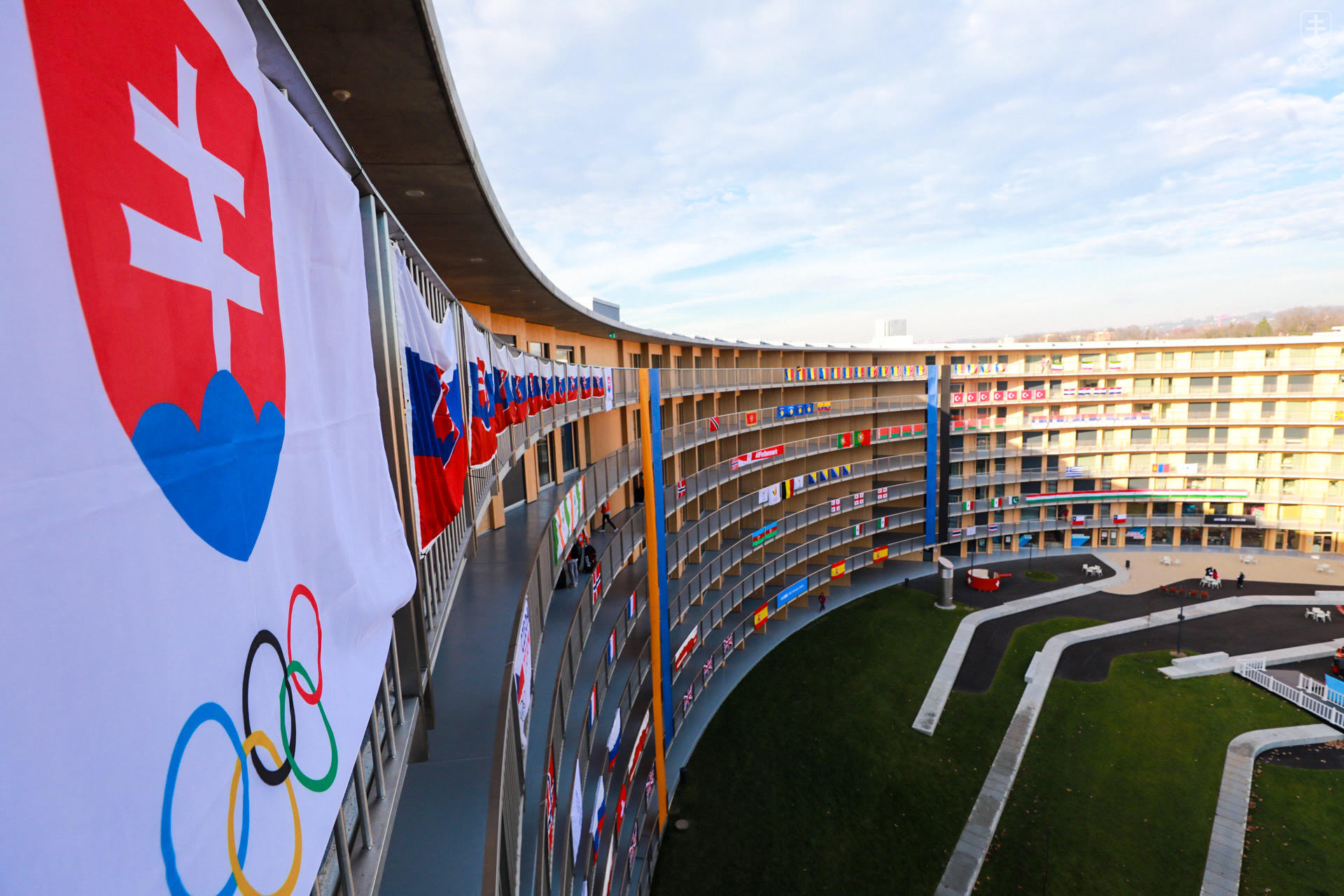 Olympijská dedina športovcov je situovaná v novovybudovanom komplexe Vortex. Po prvý raz v histórii olympijských hier mládeže bývajú všetci športovci pod jednou strechou. 