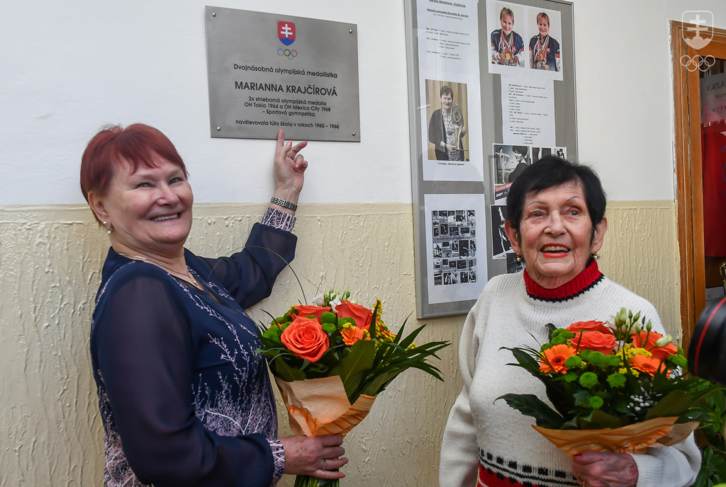 Marianna Némethová-Némethovou pred svojou pamätnou tabuľou na Gymnáziu Jána Papánka na Vazovovej 6 v Bratislave spoločne so svojou bývalou telocvikárkou Miladou Nedavaškovou.