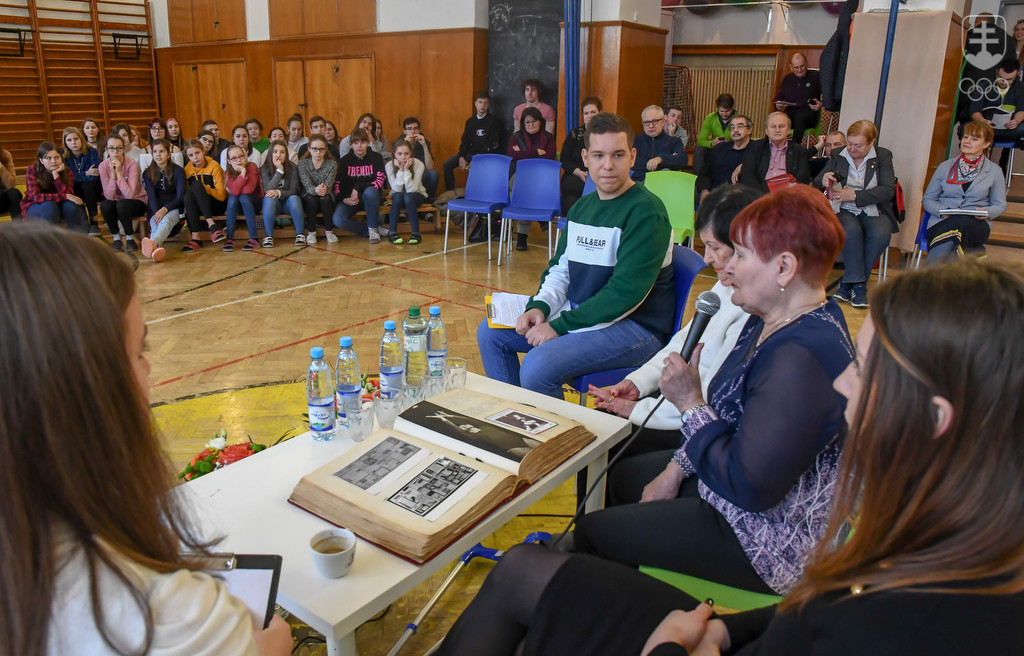 Momentka z besedy so študentmi Gymnázia Jána Papánka. Marianna Némethová-Krajčírová v popredí.
