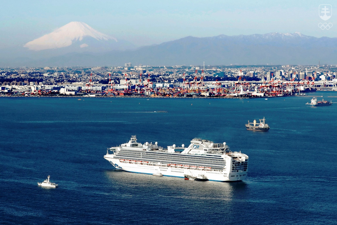 Výletná loď Diamond Princess v jokohamskom prístave v blízkosti Tokia je už druhý týždeň v karanténe v dôsledku nákazy cestujúcich koronavírusom. V pozadí japonská posvätná hora Fudži.