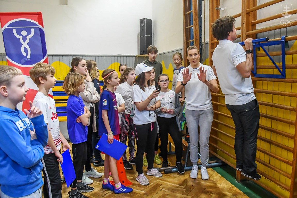 Ambasádormi Olympijského odznaku všestrannosti sú olympijskí víťazi Michal Martikán (pri predvádzaní vzorového zhybu) a Anastasia Kuzminová, ktoré deti na snímke upozorňuje na Michalov vyrovnaný chrbát.
