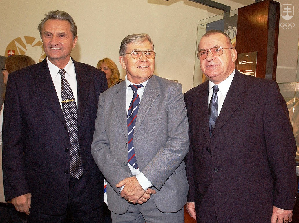 Hokejové legendy po rokoch - na fotografii členovia niekdajšieho elitného útoku Slovana Bratislava (zľava) Ján Starší, Karol Fako a Július Černický.