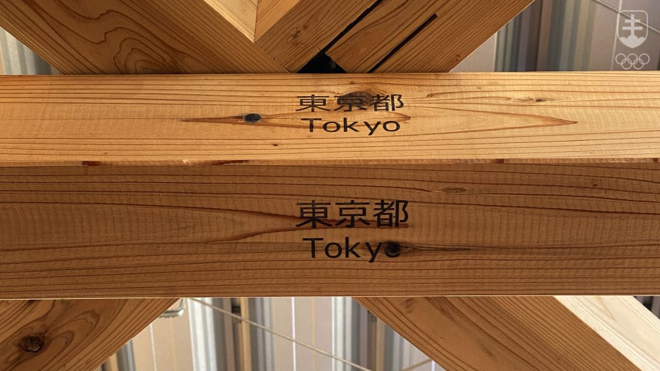 Každý z kusov dreva je označený práve menom regiónu, ktorý ich daroval. 