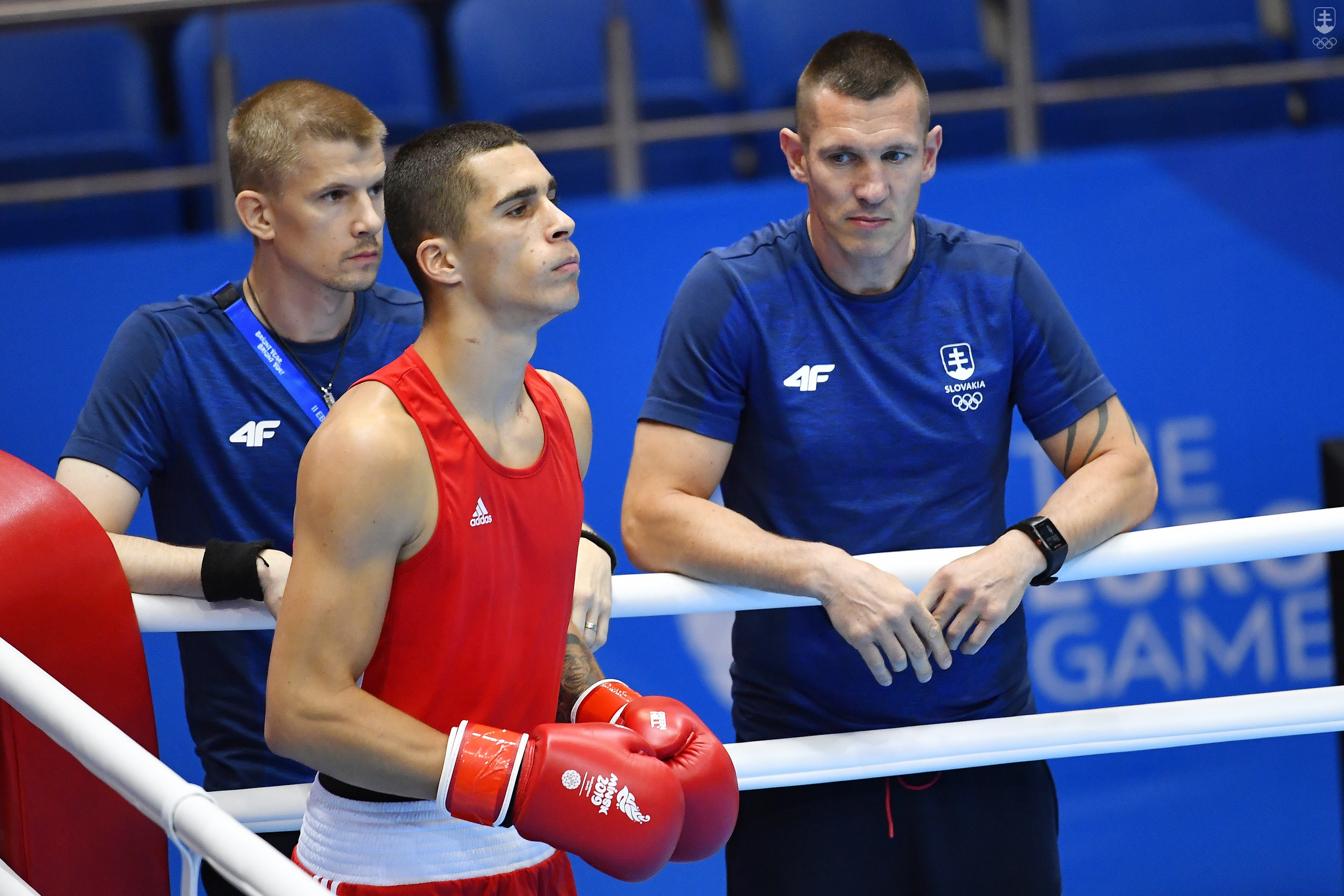 Na snímke slovenský reprezentant v boxe Andrej Csemez a tréneri Pavol Hlavačka (vzadu) a Tomi Kid Kovács.