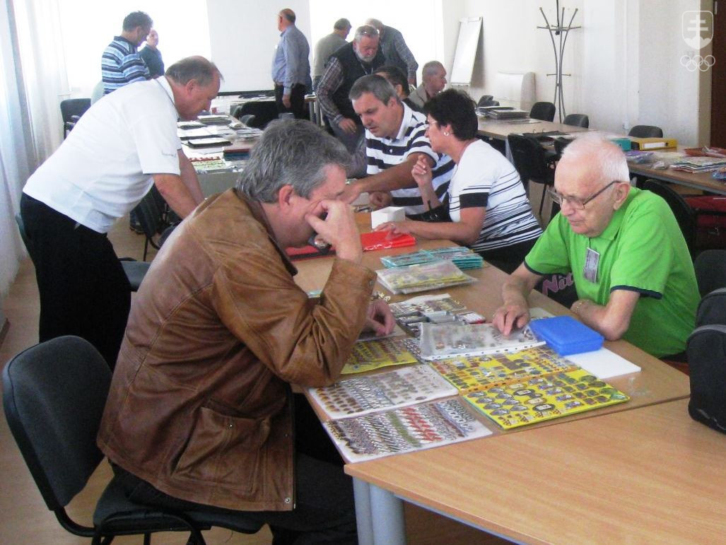Na fotografii z jedného z množstva stretnutí zberateľov športových odznakov Pavel Kӧnig v popredí, v zelenom tričku.