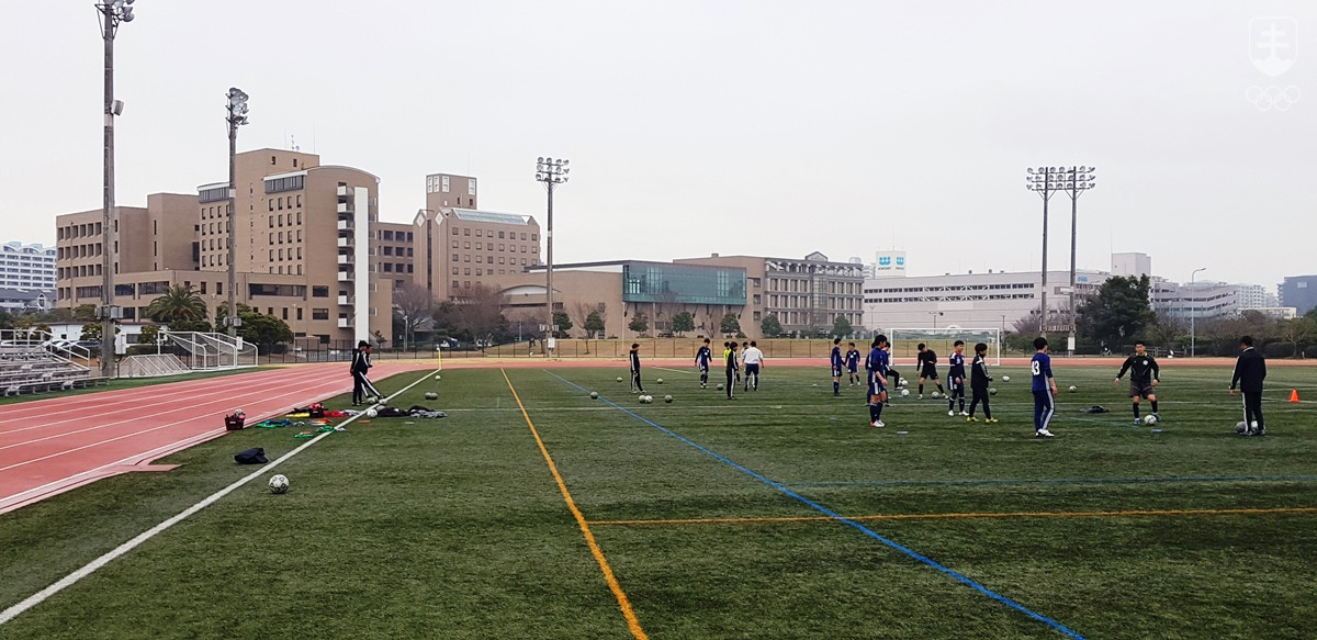 Atleticko-futbalový štadión Meikai University v Urajasu, v pozadí budova školy, ktorá poskytne našim atlétom priestory na predolympijský kemp.