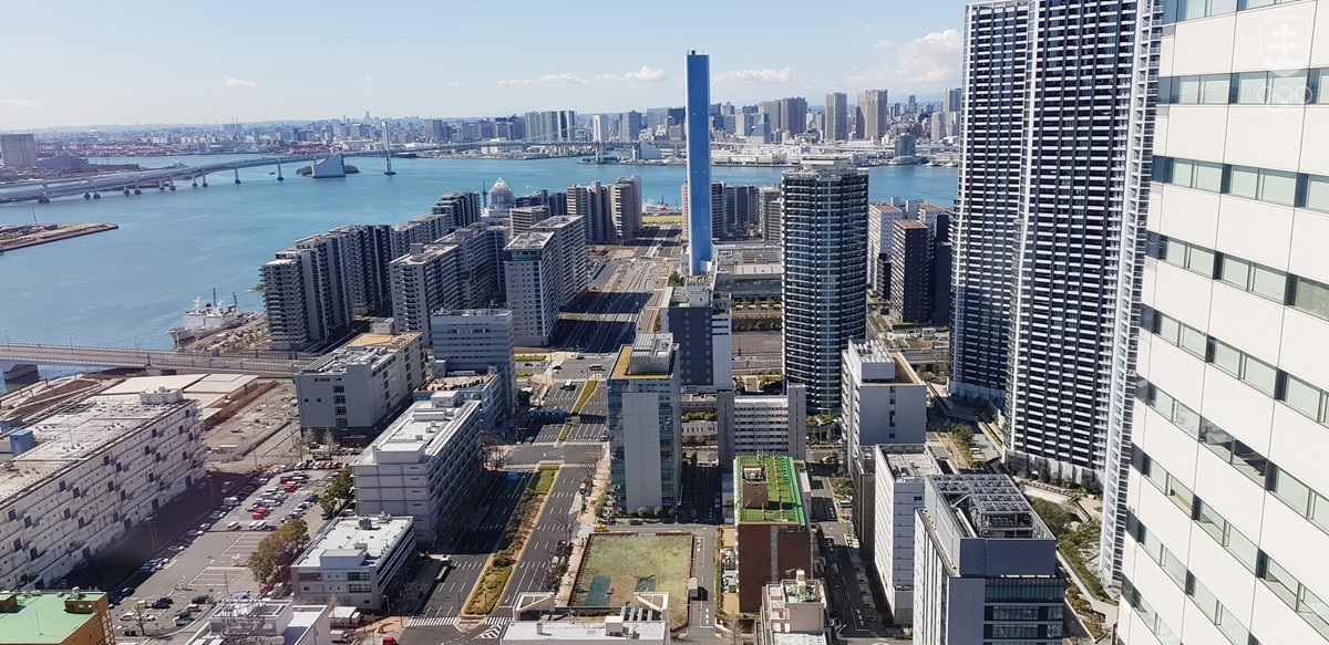 Aktuálny pohľad na Olympijskú dedinu v Tokiu z 32. poschodia budovy, v ktorej sídli organizačný výbor OH.