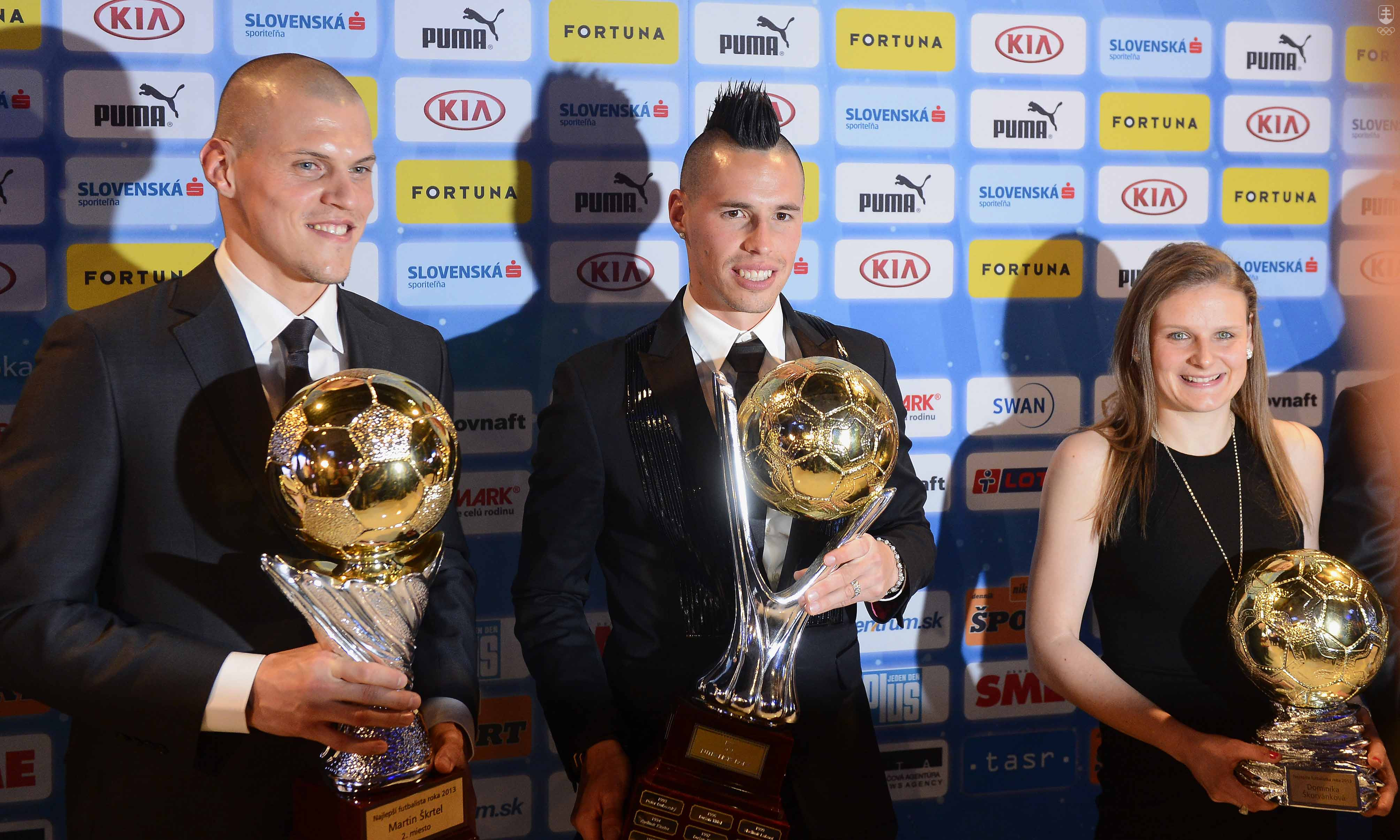 Dominika Škorvánková s Martinom Škrtelom a Marekom Hamšíkom na odovzdávaní ocenenia Futbalista roka v roku 2013. 