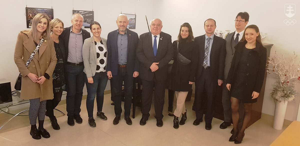 Spoločná fotografia členov delegácie SOŠV s predstaviteľmi slovenskej ambasády v Tokiu.
