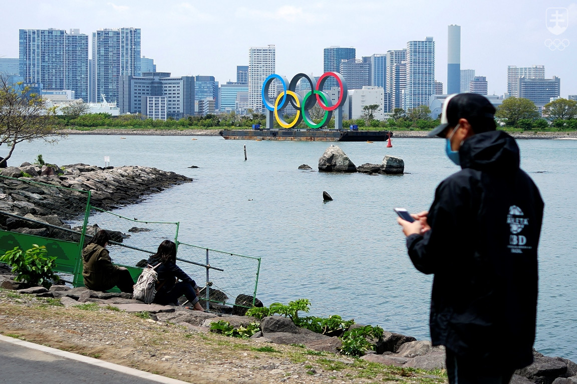 Aktuálna fotografia z tokijského zálivu, kde už v januári vztýčili veľké olympijské kruhy.