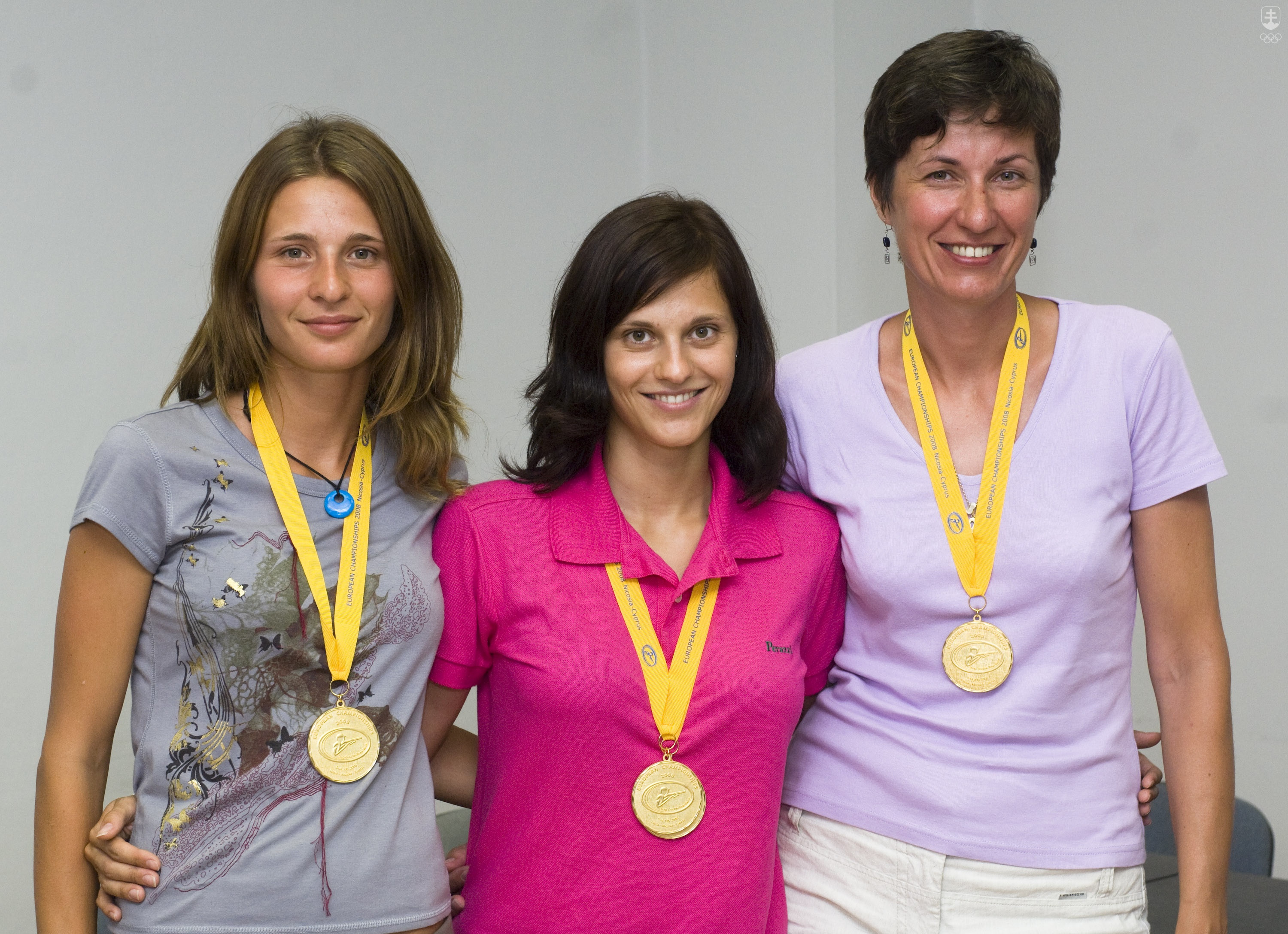 Andrea Stranovská so sestrami Lenkou a Dankou Bartekovými po zisku zlatých medailí v súťaži družstiev na ME 2008 v Nikózii