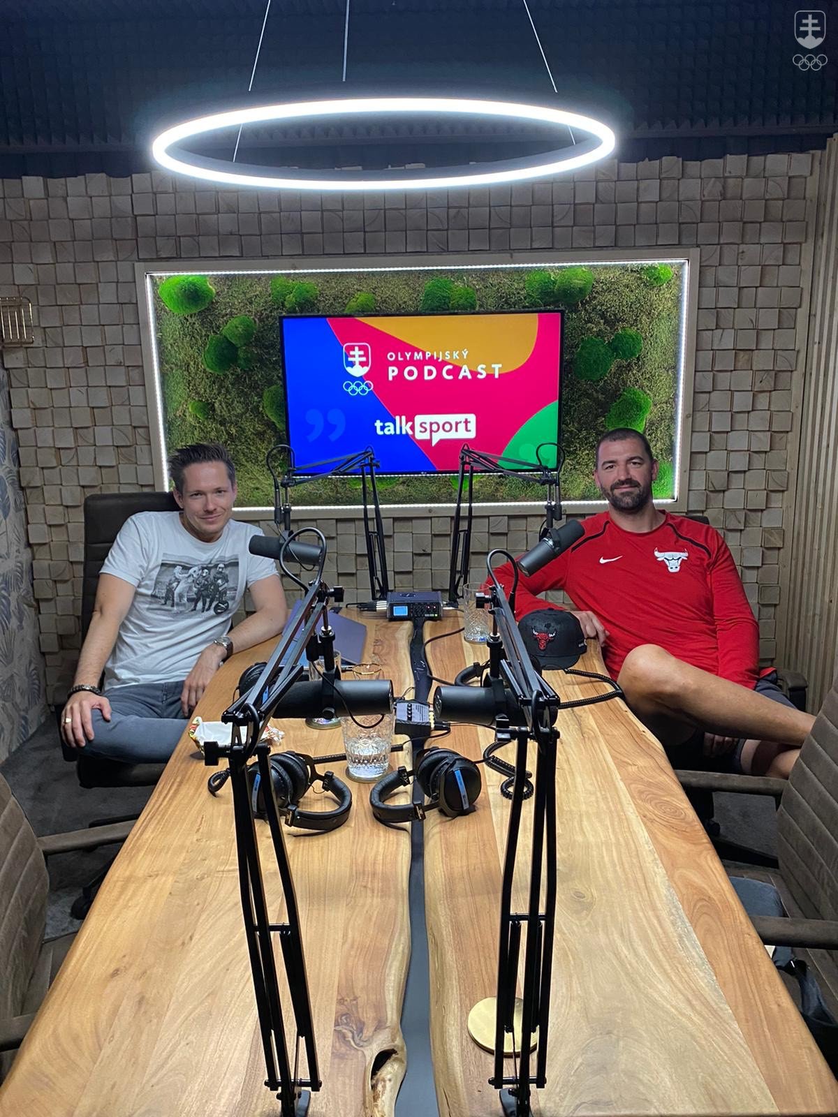Redaktor Stanislav Benčat s hosťom podcastovej rubriky TalkSport bývalým basketbalistom Radoslavom Rančíkom v podcastovom štúdiu Podcaster.