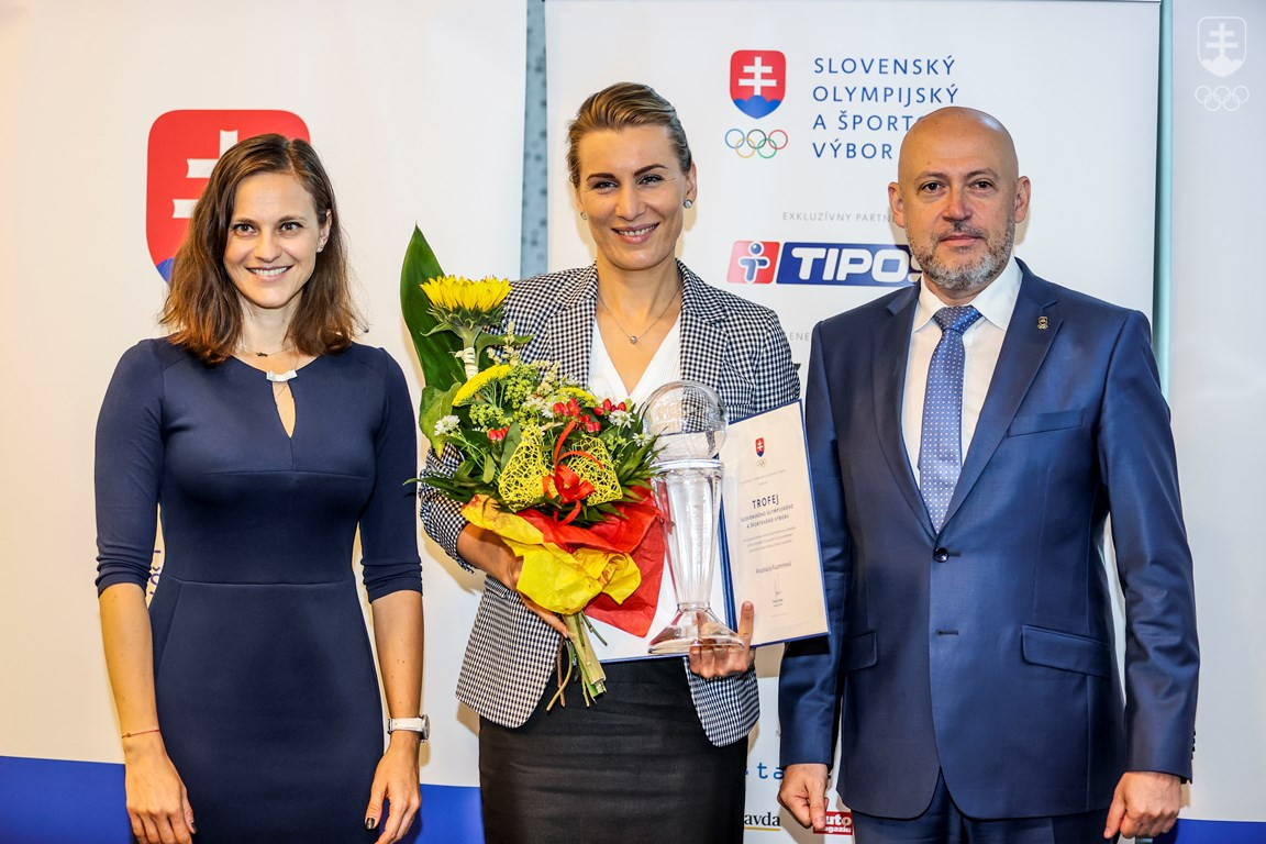 Držiteľka Trofeje SOŠV za rok 2019 Anastasia Kuzminová v spoločnosti členky MOV Danky Bartekovej a prezidenta SOŠV Antona Siekela.
