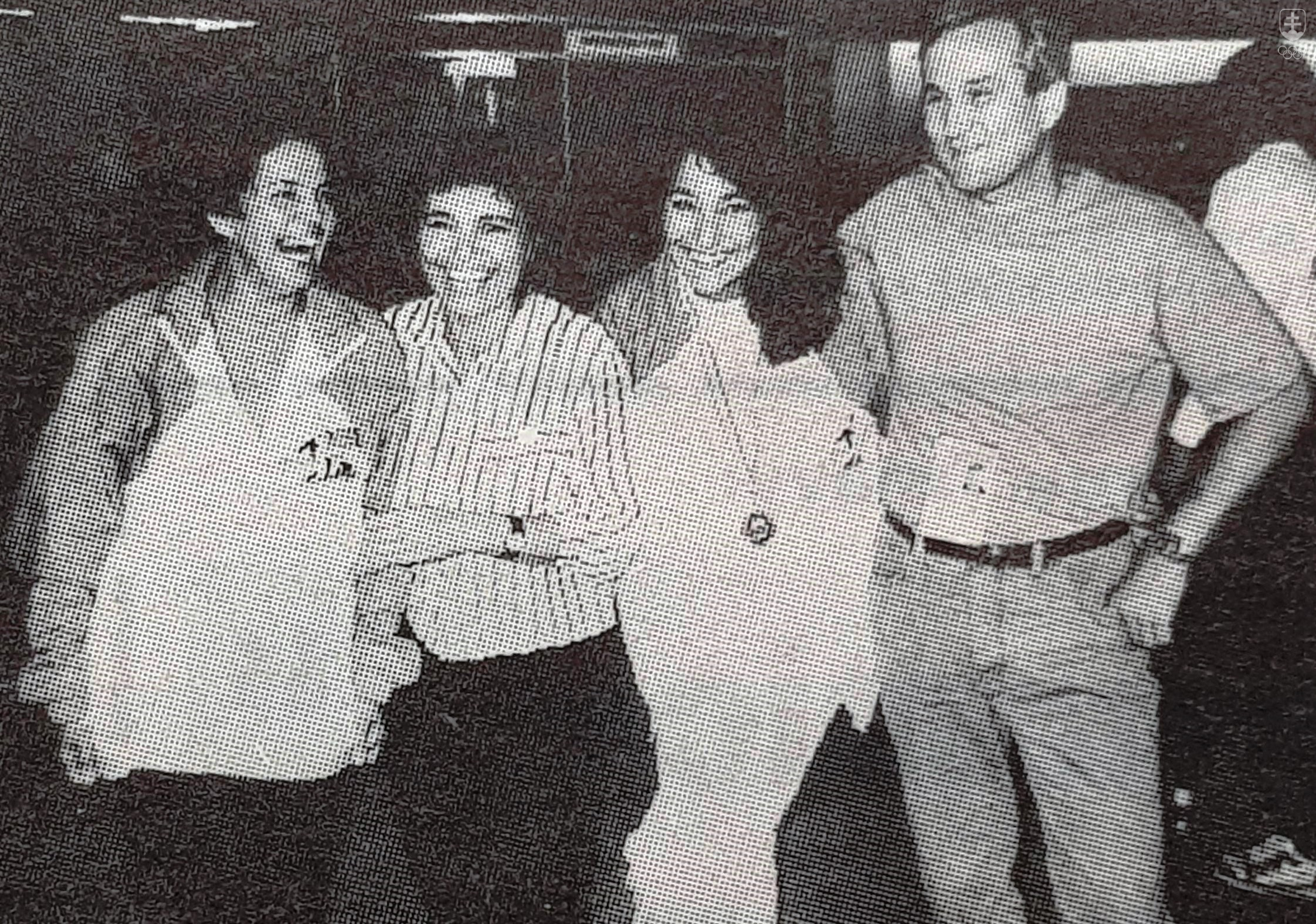 Fotografia z ME 1993 v Sheffielde, kde Martina Moravcová získala svoju prvú veľkú medailu z vrcholnej súťaže medzi ženami - striebro na 100 m voľný spôsob. S plavkyňou a jej trénerkou Věrou Čamborovou aj Martinini rodičia Darina a Karol Moravcoví.