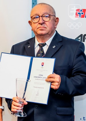 Za Trnavský olympijský klub prevzal ocenenie jeho predseda Ján Godál.