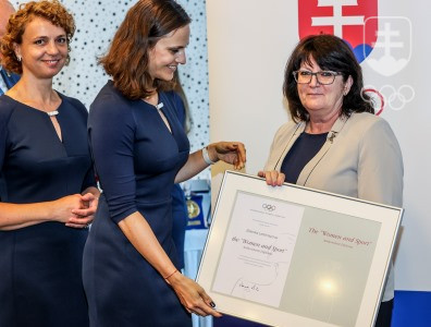 Zdenke Letenayovej odovzdali diplom MOV Žena a šport členka MOV Danka Barteková a členka VV SOŠV Monika Šišková.
