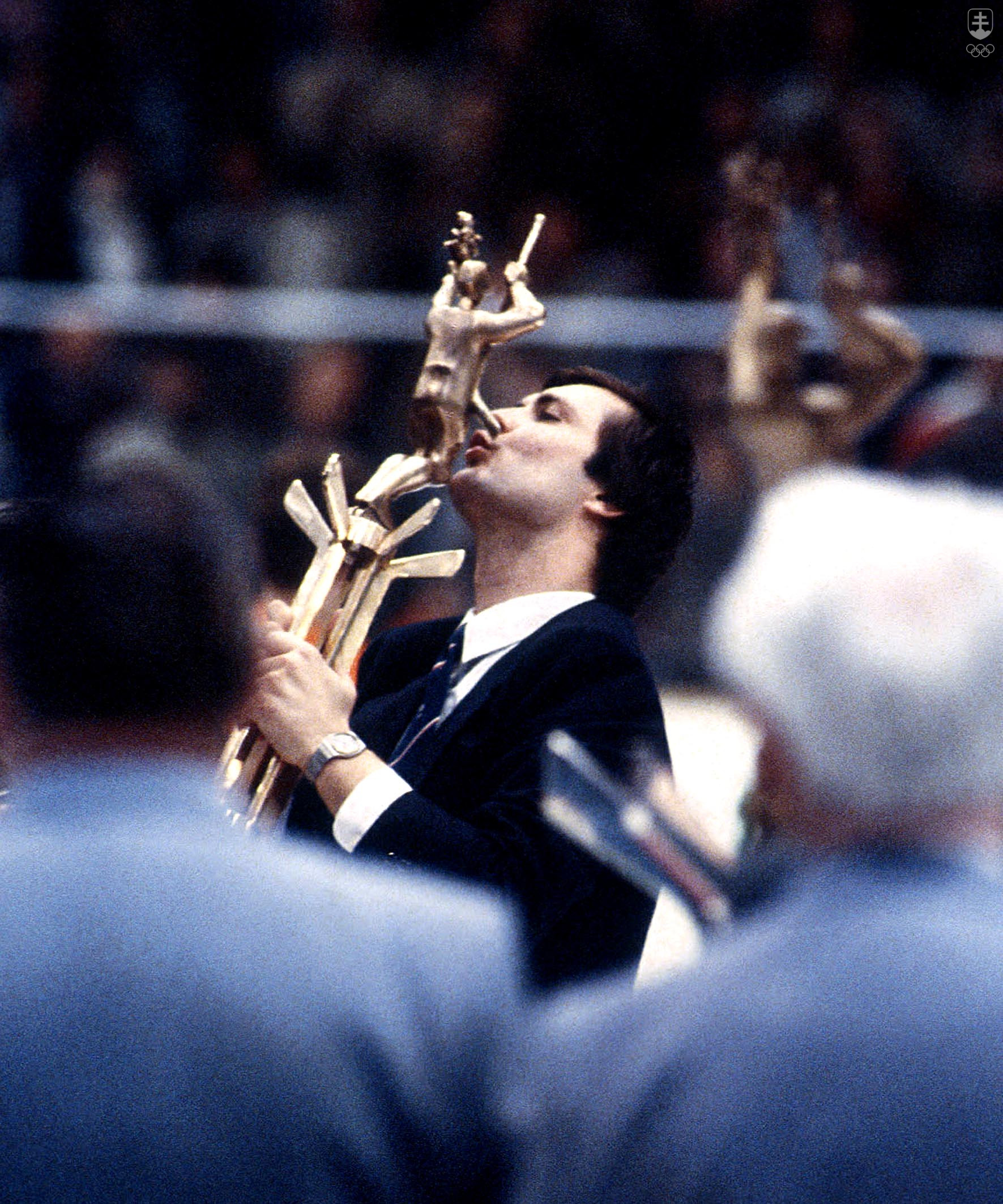 Dárius Rusnák s pohárom pre víťaza majstrovstiev sveta v hokeji 1985