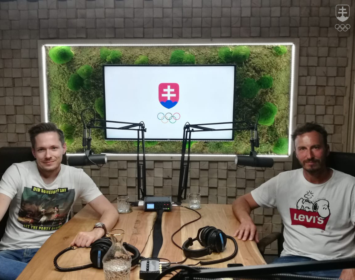 Redaktor Olympijského podcastu Stanislav Benčat (vľavo) s tenisovým trénerom Ladislavom Simonom (vpravo).
