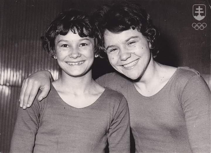 Sestry Krajčírové - vľavo Marika, vpravo Dáša - v čase, keď obe boli v juniorskej reprezentácii ČSSR športových gymnastiek.