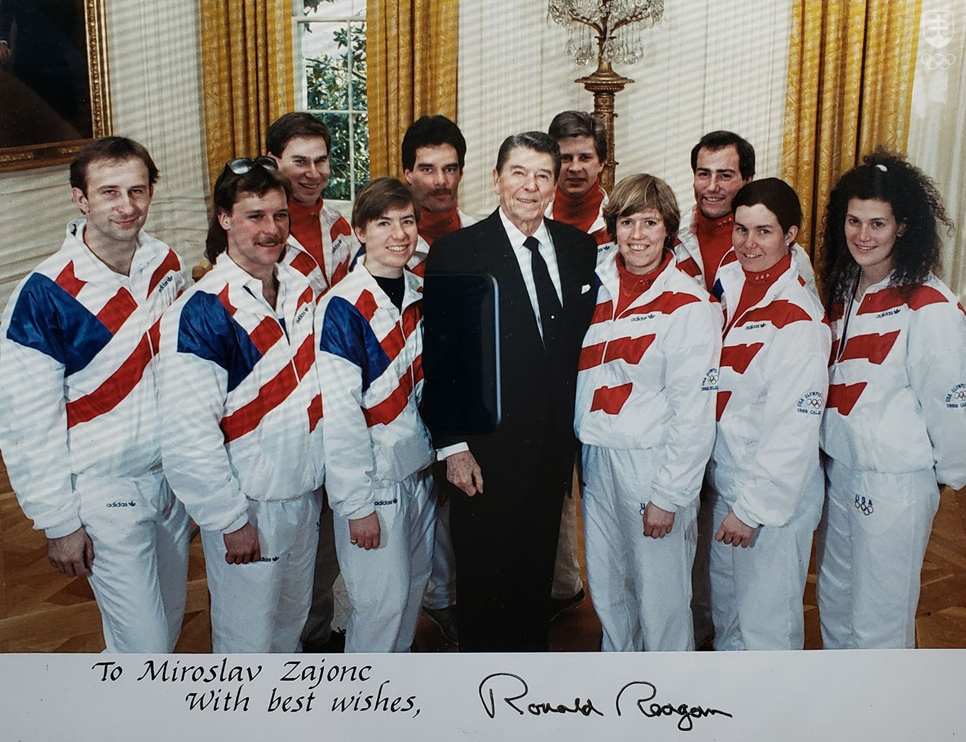 Miroslav Zajonc (celkom vľavo) s reprezetančnými kolegami na návšteve Bieleho domu v roku 1988, na fotografii je venovanie od vtedajšieho prezidenta USA Ronalda Reagana