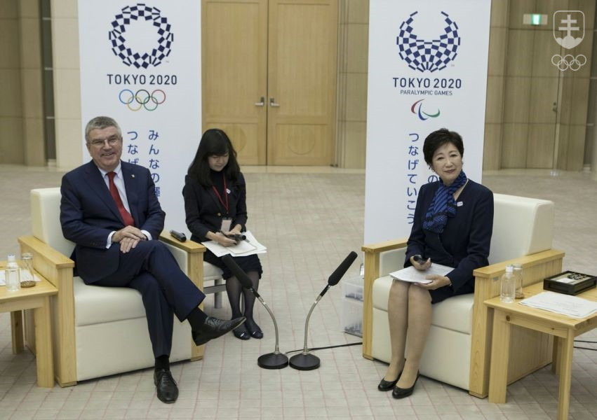 Prezident MOV Thomas Bach a guvernérka metropolitného Tokia Juriko Koikeová.