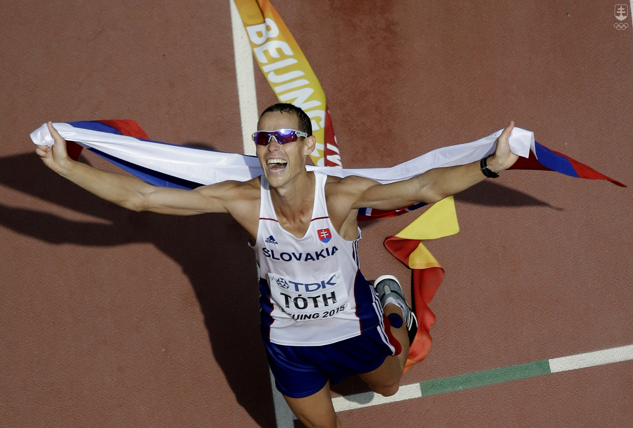 Slovenský chodec Matej Tóth oslavuje v cieli víťazstvo na 50 km v chôdzi na Majstrovstvách sveta v atletike v Pekingu 29. augusta 2015. 