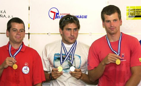 Ďalší traja slovenskí medailisti z OH v Sydney - dlhoročný králi vodnoslalomárskej disciplíny C2 bratia Pavol (vľavo) a Peter Hochschornerovci, medzi nimi bronzový medailista z OH 2000 v C1 Juraj Minčík, dnes riaditeľ Športového centra polície.