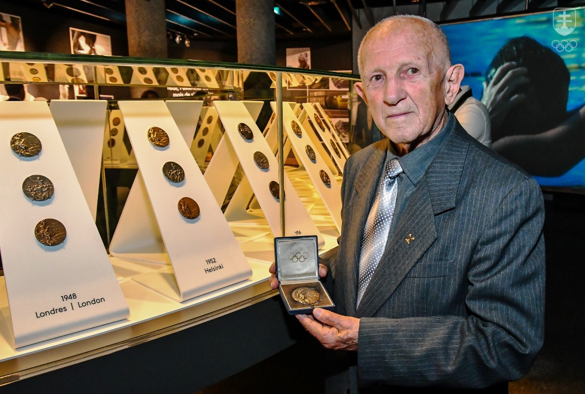 Ján Zachara v Olympijskom múzeu v Lausanne so svojou zlatou olympijskou medailou z Helsínk 1952 pred vitrínou, v ktorej sú vystavené cenné kovy z jednotlivých olympijských hier.