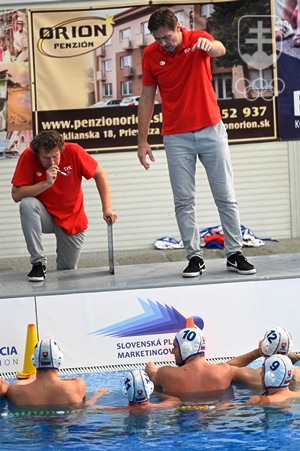 Momentka vyhotovená počas vlaňajšieho zápasu slovenského tímu vodných pólistov v Novakoch v kvalifikačnom zápase ME 2020 proti Francúzsku. Reprezentačný tréner Peter Nižný, kedysi špičkový hráč pôsobiaci úspešne v zahraničí, dáva pokyny hráčom.