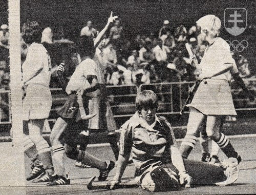 Brankárka Viera Podhányiová na OH v Moskve po obdržaní gólu od domáceho tímu ZSSR. Na OH nastúpila v štyroch zápasoch a súperky ju prekonali dohromady len trikrát.