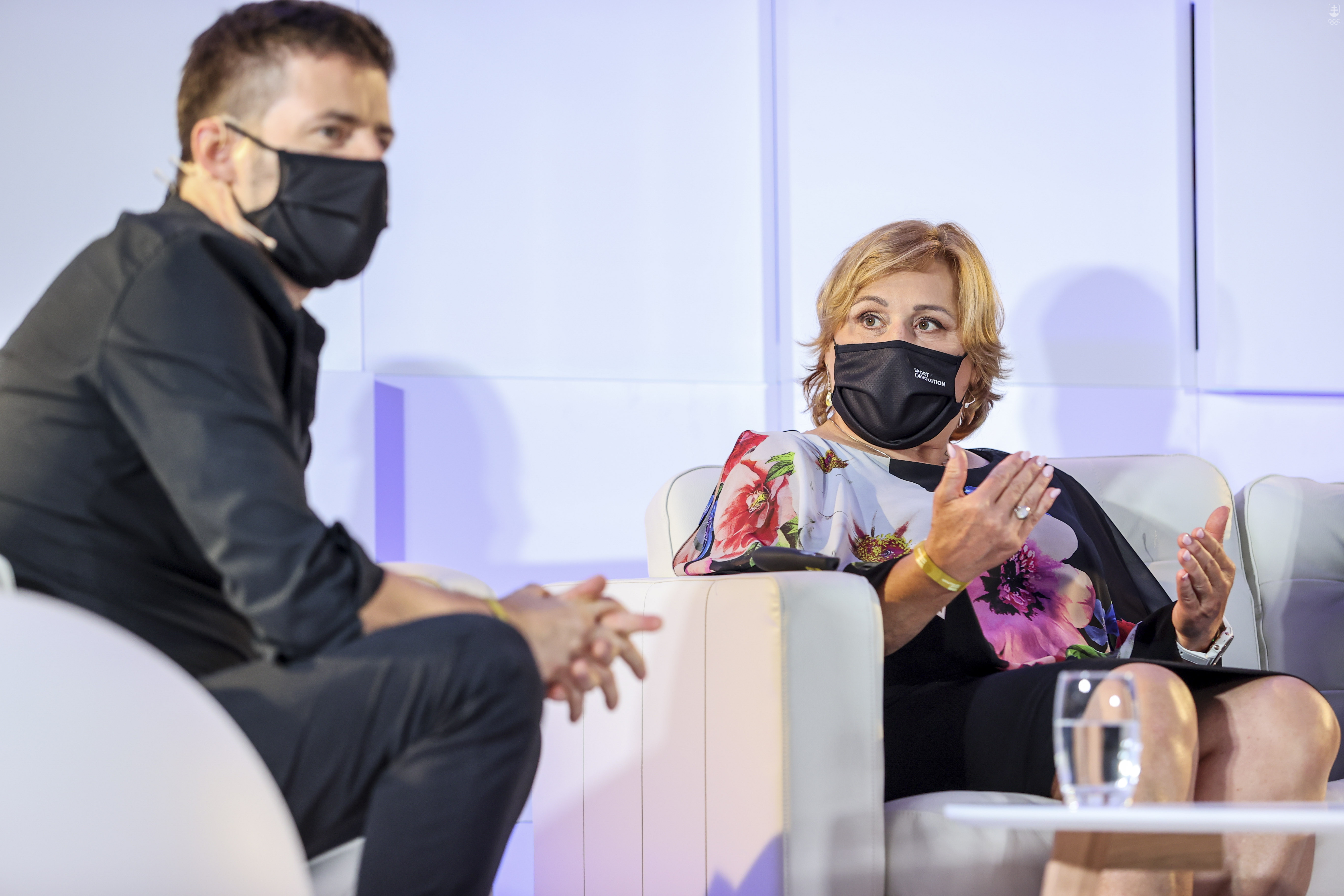 Na sníme moderátor Peter "Šarkan" Novák a Katarína Bergendiová – klinická imuno-alergiologička.