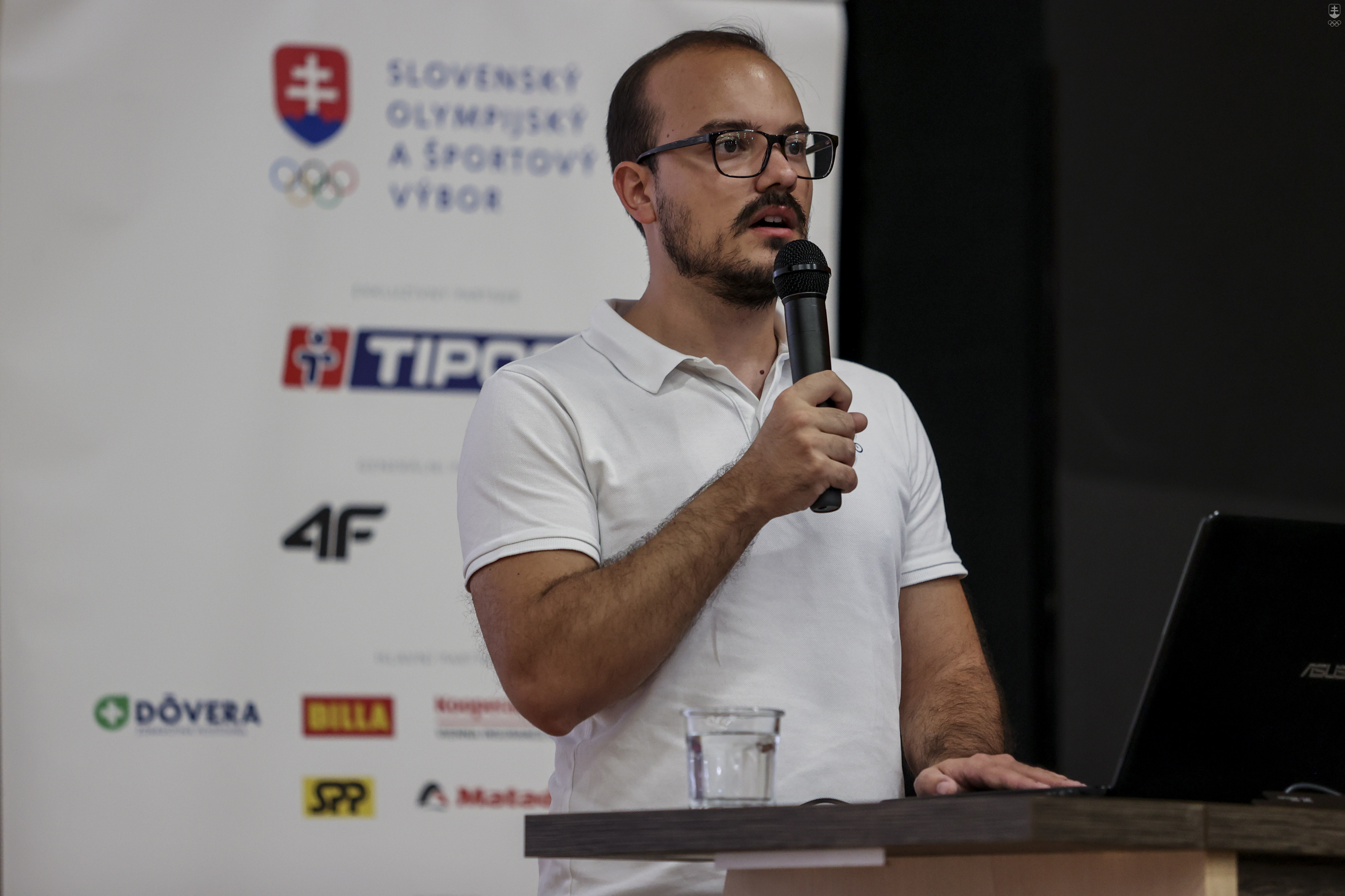 Tomáš Pagáč z Antidopingovej agentúry SR prednášal mladým športovcom práve na tému dopingu. 