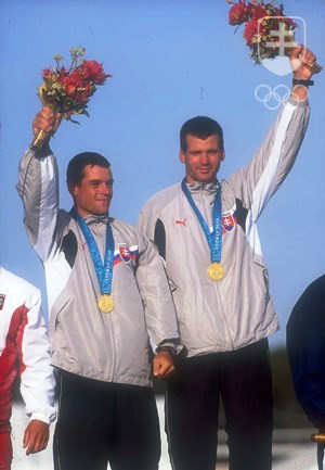 Dvojičky na najvyššom stupni so sydneyskými zlatými medailami – vľavo Pavol, vpravo Peter.
