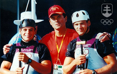 Synovia Pavol a Peter po triumfe na OH 2000 ešte v prilbách, otec – tréner Peter Hochschorner už s čiapkou olympijského šampióna, aké dal vyrobiť Slovenský olympijský výbor.