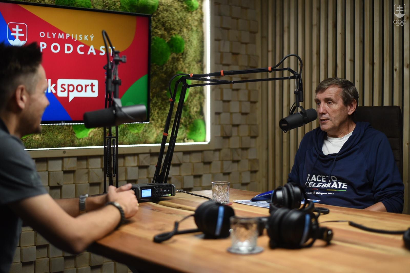 Redaktor Olympijského podcastu Stanislav Benčat (vľavo) so športovým novinárom Michalom Zemanom (vpravo) pri nahrávaní Olympijského podcastu. 