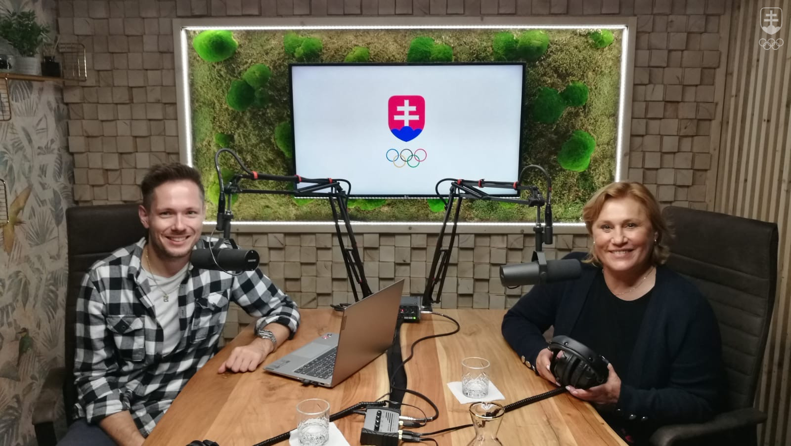 Redaktor Stanislav Benčat s lekárkou Katarínou Bergendiovou pri nahrávaní Olympijského podcastu. 