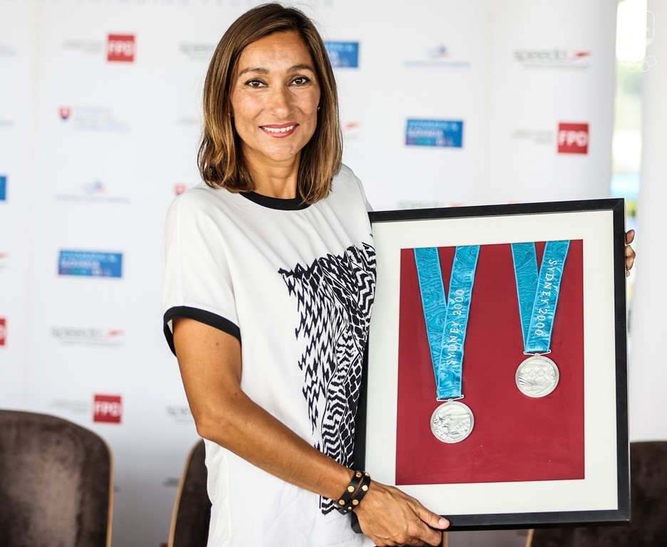 Martina Moravcová si na tlačovku do Šamorína priniesla zarámované dve strieborné olympijské medaily zo Sydney.