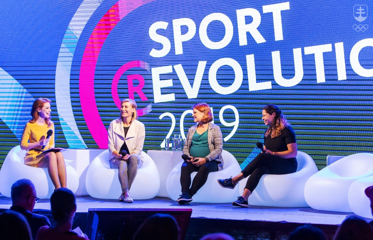 Momentka z vlaňajšej premiérovej konferencie SPORT (R)EVOLUTION, kde napríklad na tému športovania žien hovorili tri olympioničky-mamičky – Zuzana Rehák Štefečeková, Anastasia Kuzminová a Martina Gogolová-Kohlová.