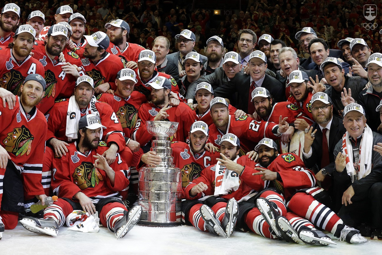 Tím Chicaga Blackhawks po víťaznom zápase vo finálovej sérii bojov o Stanley Cup 2015