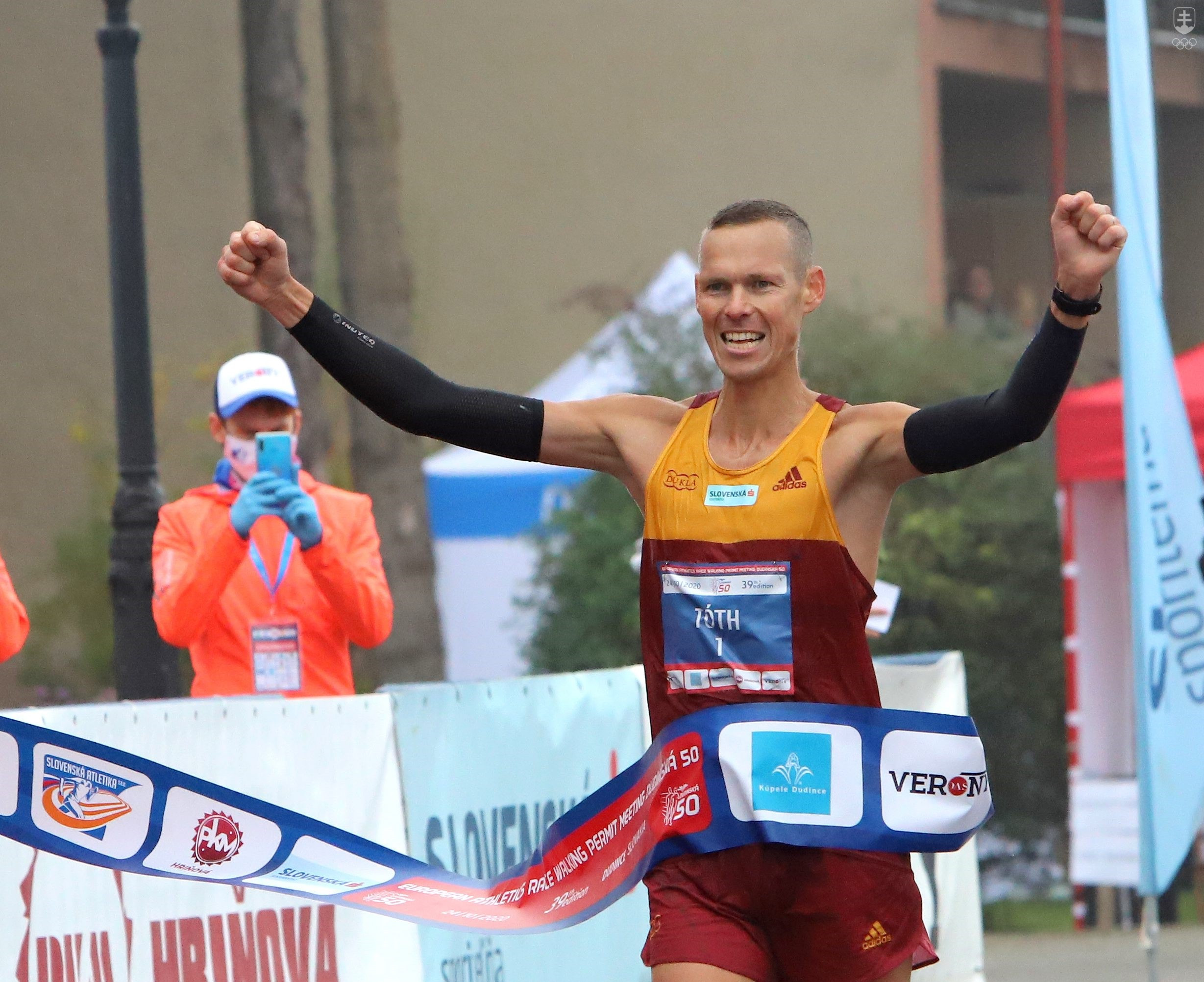 Na snímke slovenský chodec Matej Tóth sa teší v cieli 39. ročníka medzinárodných chodeckých pretekov Dudinská päťdesiatka v Dudinciach v sobotu 24. októbra 2020.