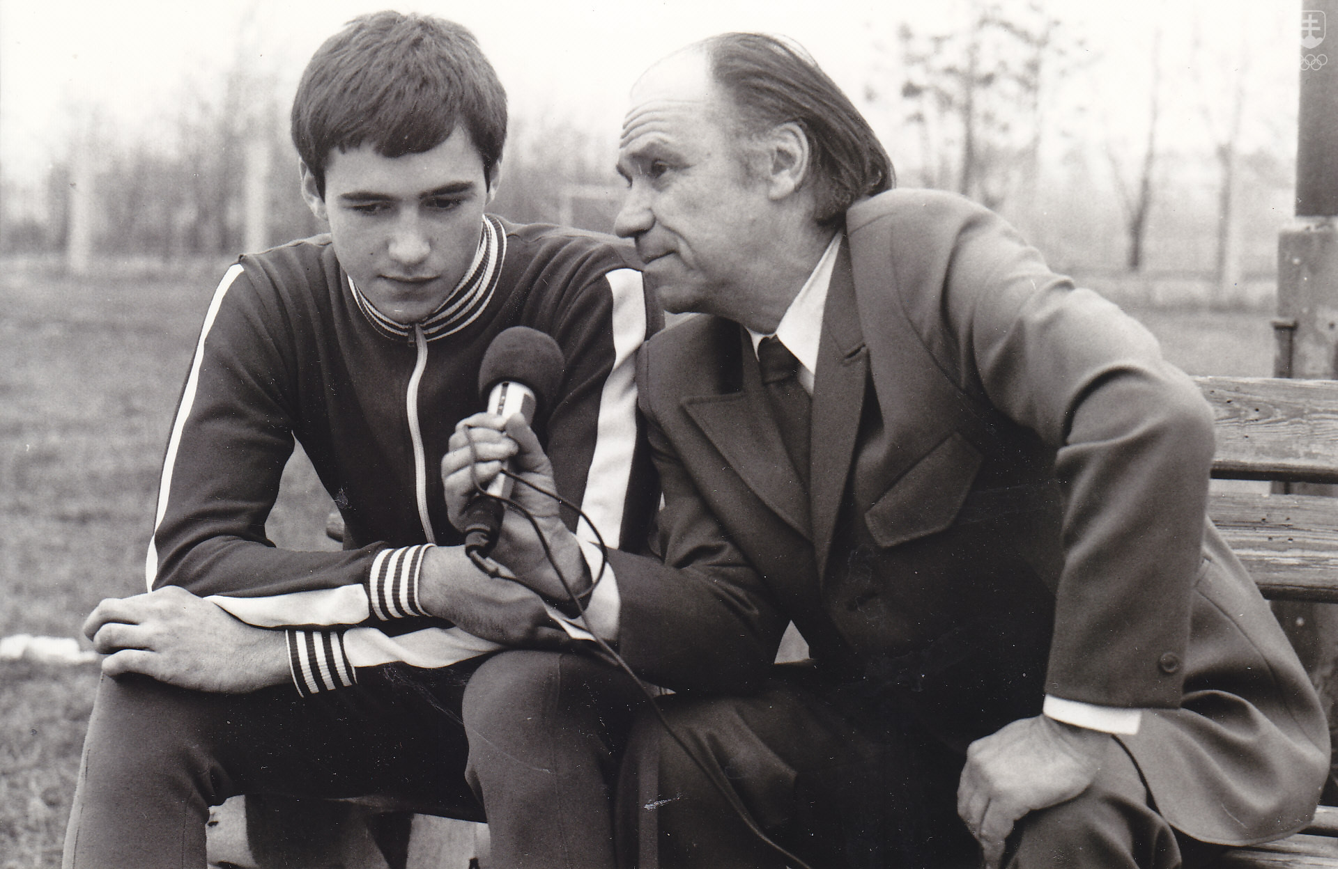 Majster Európy 1977 Miloslav Roľko patril medzi popredných československých športovcov. Na fotografii ho spovedá slávny rozhlasový reportér Gabo Zelenay.